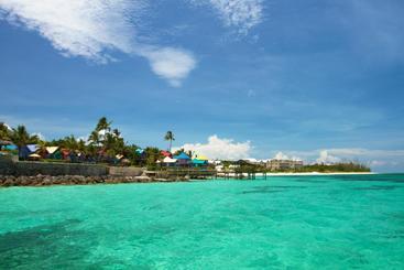 هتل Compass Point Beach Resort