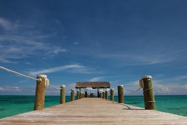 هتل Compass Point Beach Resort