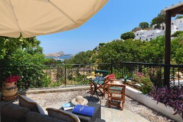 هتل Thea Villas And Suite