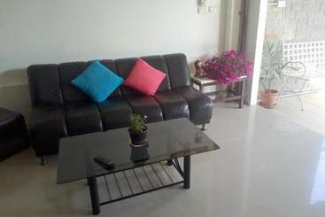 Pension Baan Oui Phuket Guest House