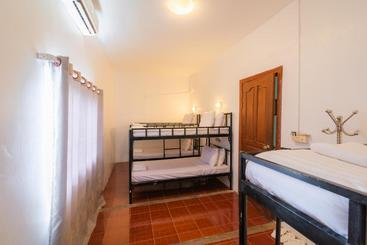 پانسیون Five Rose Siem Reap Hostel