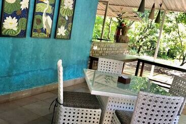 ホテル Mango Beach House Kihim Alibaug