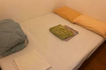 تختخواب و صبحانه Cheerful Room, Sharing Kitchen In A Cosy Family Art House, Ideal For One Person Or Couple