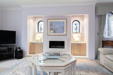 تختخواب و صبحانه Ayuda House