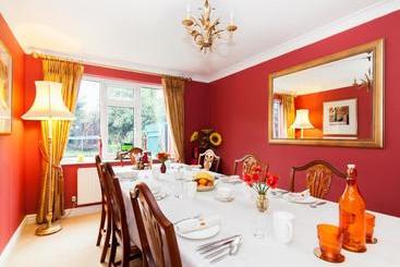 تختخواب و صبحانه Ayuda House
