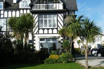 پانسیون Tudor Court