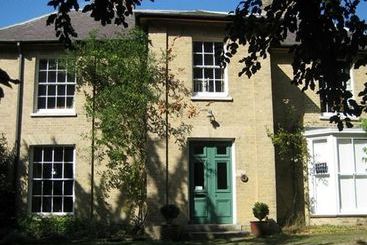 تختخواب و صبحانه Bulmer Tye House