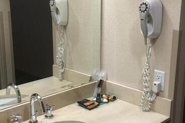 酒店 St. Albert Inn & Suites
