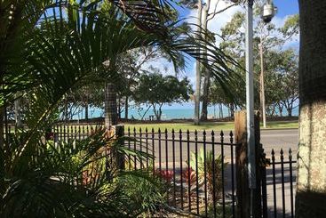 هتل Coconut Palms On The Bay