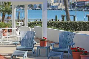 فندق Beachouse Inn & Suites