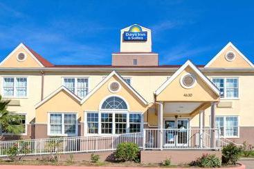 בית מלון כפרי Days Inn and Suites Sugar Land Stafford