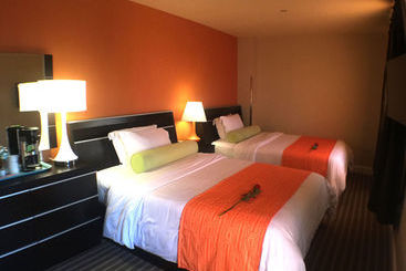 هتل Howard Johnson By Wyndham Long Island City
