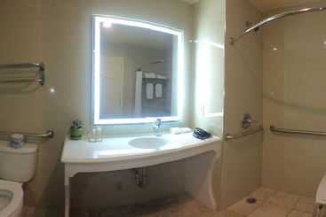 هتل Howard Johnson By Wyndham Long Island City