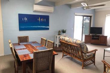 Lakes Jakaranda Holiday Units
