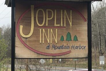 شقة فندقية Queen Guest Room Located At The Joplin Inn At The Entrance To Mountain Harbor, Just 2 1/2 Miles From