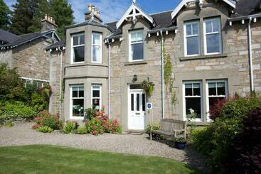 بنسيون Dunmurray Lodge Guesthouse And Loft Apartment
