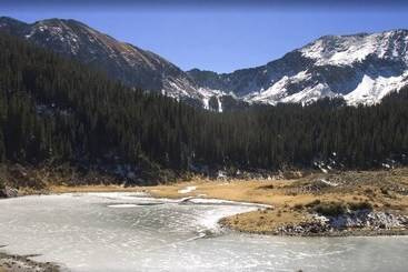 کلبه Entire Charming Cabin With Lake And Mountain View