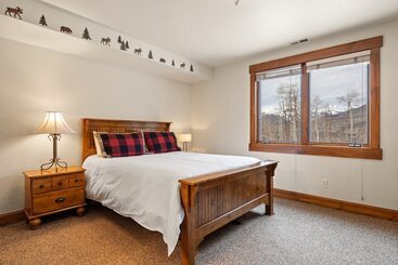 کلبه Russell Home By Avantstay Expansive Deck, Stunning Views & Hot Tub!