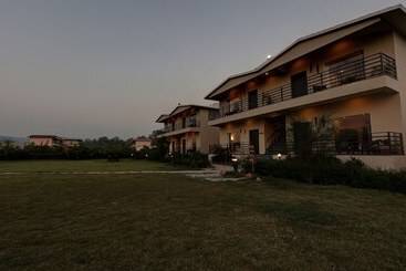 בית מלון כפרי Treebo Kaira Resort With Pool View, 5 Km From Jim Corbett Jungle Safari
