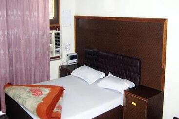 בית מלון כפרי Grg Kunj Residency Mathura Near Railway Juction 950m