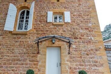 هتل Chateau De Champrenard
