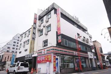 מוטל Jeonju Gosadong Cinema