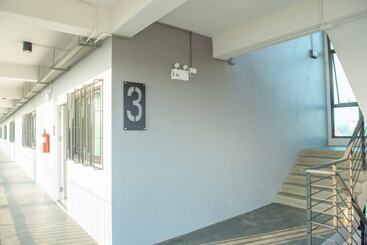 فندق Samutsakorn Apartment