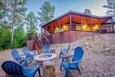 بيت ريفى Stained Glass Hill Includes Free Wifi, Parking Onsite, Private Hot Tub, And Bbq By Redawning