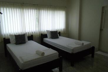 Отель Albatross Guesthouse @ Thungwualaen Beach