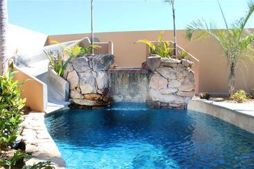 فندق Cerritos Beach Inn