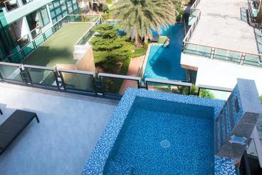 Phi Phi Nice Beach Hotel Hip