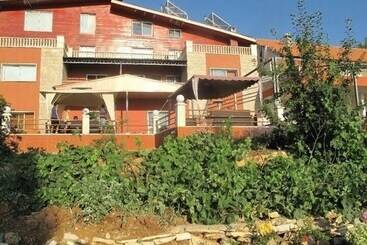 تختخواب و صبحانه Alpine Hotel Cedars