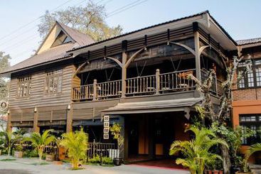 هتل The Manor