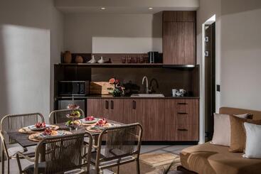 Everest Apartments And Suites