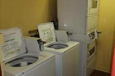 فندق على الطريق Econo Inn