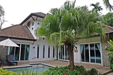 관광객 아파트 Suriya Som Villa