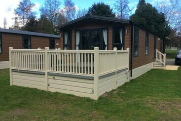 2 Bed Luxury Lodge With Hot Tub Allerthorpe York