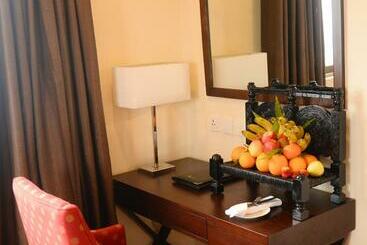 בית מלון כפרי Avari Xpress Gulberg