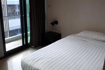 هتل At One Inn Hualamphong