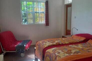 בית מלון כפרי Mango Garden Cottages