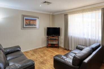 Edward Parry Motel And Apartments