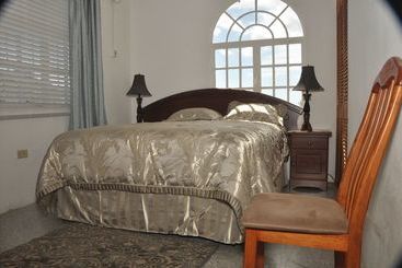 پانسیون Len & Leona Holiday Hideout