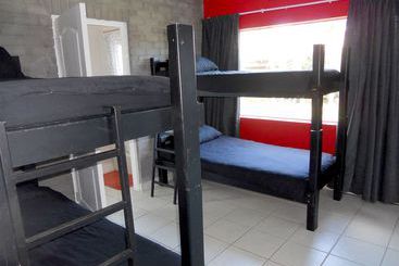 הוסטל Hard Rock Backpackers