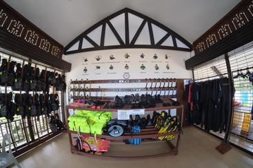 هتل Dive Thru Scuba Resort