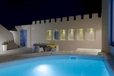 ویلا Luna Santorini Suites