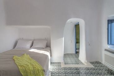 Luna Santorini Suites