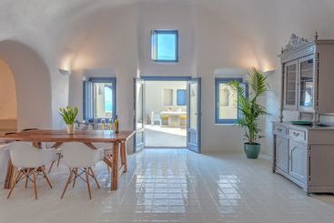 Luna Santorini Suites