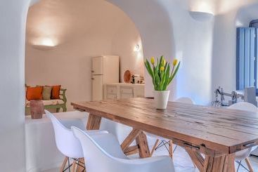 Luna Santorini Suites