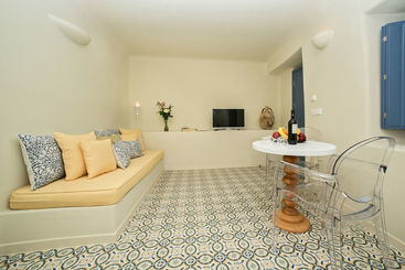 Luna Santorini Suites