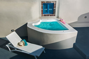 Luna Santorini Suites